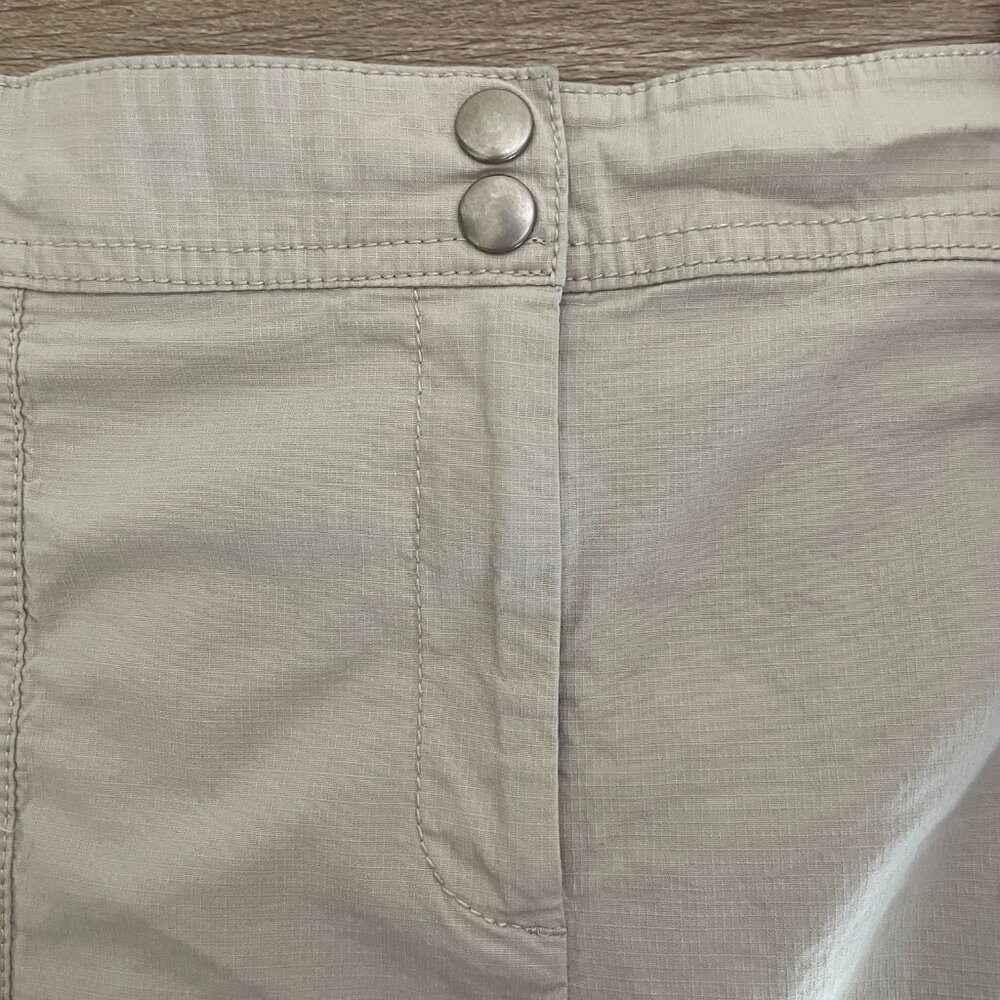 Women's Size 14 Chico's Cream Color Cargo Capris - Picture 3 of 14